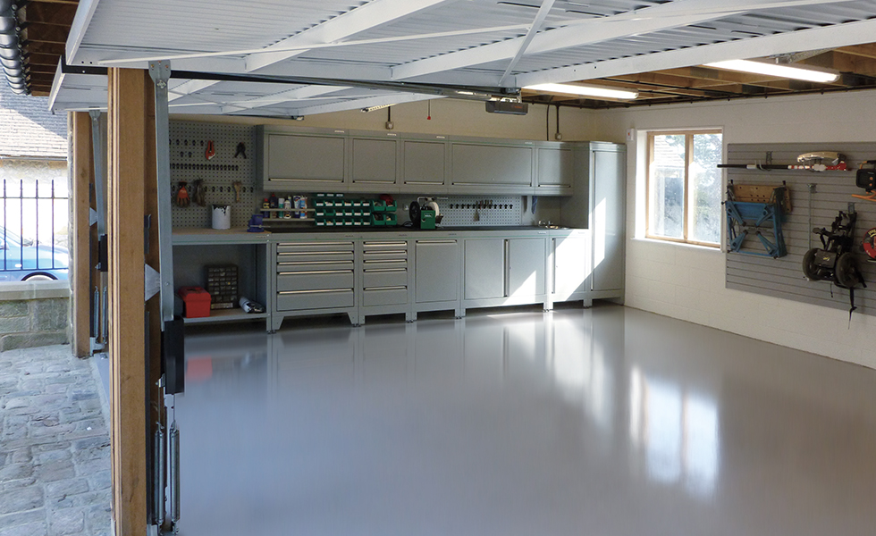 Dura home workshop area with modular cabinets, workbench and StorePanel wall-mounted storage